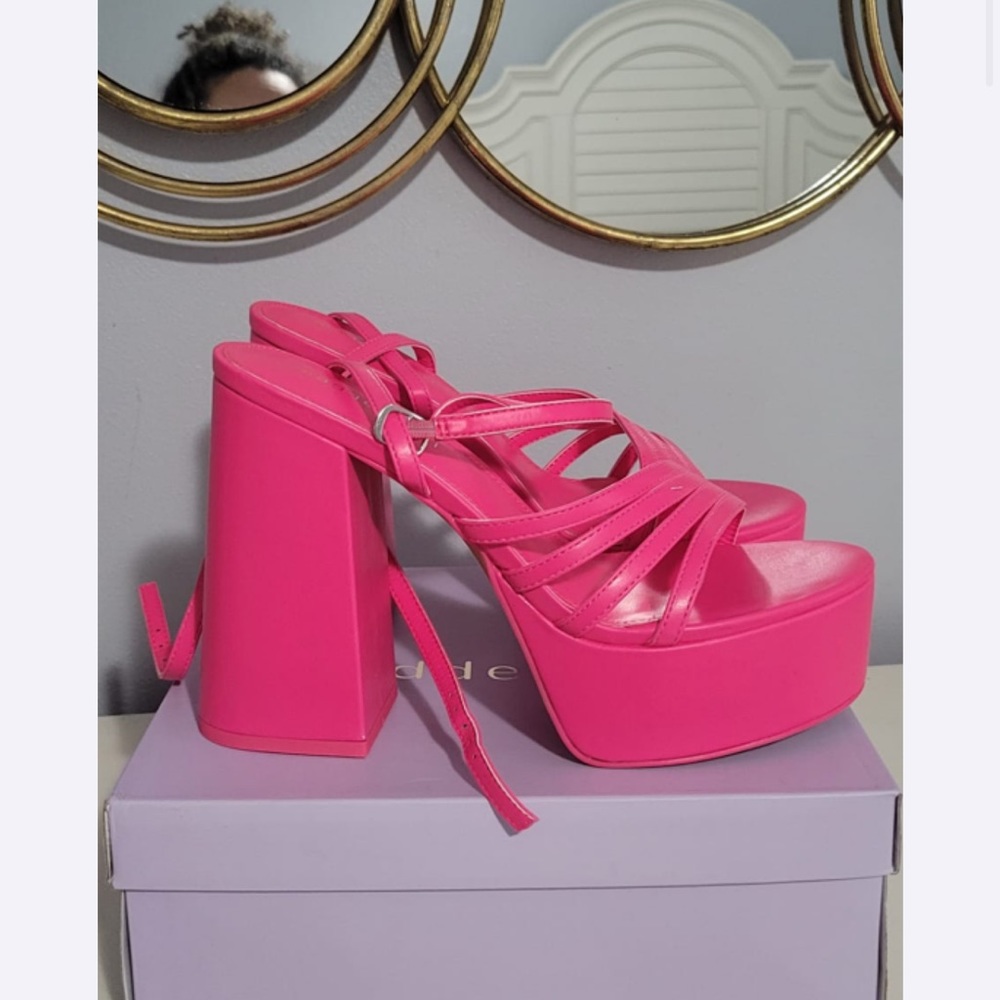 Charlize Platform in Pink
Steve Madden